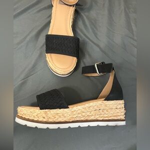 DV by Dolce Vita women’s platforms size 8